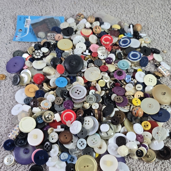 Assorted Colorful Buttons Collection - Picture 10 of 12